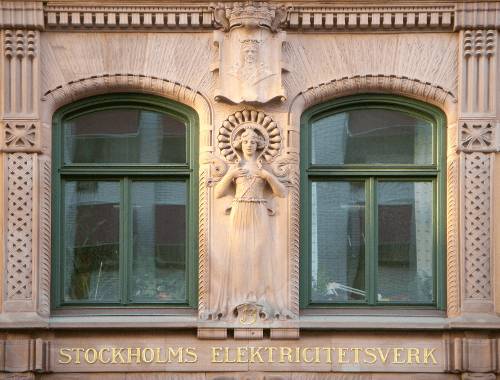 Renoverade gröna fönster i hos en BRF i Stockholm.